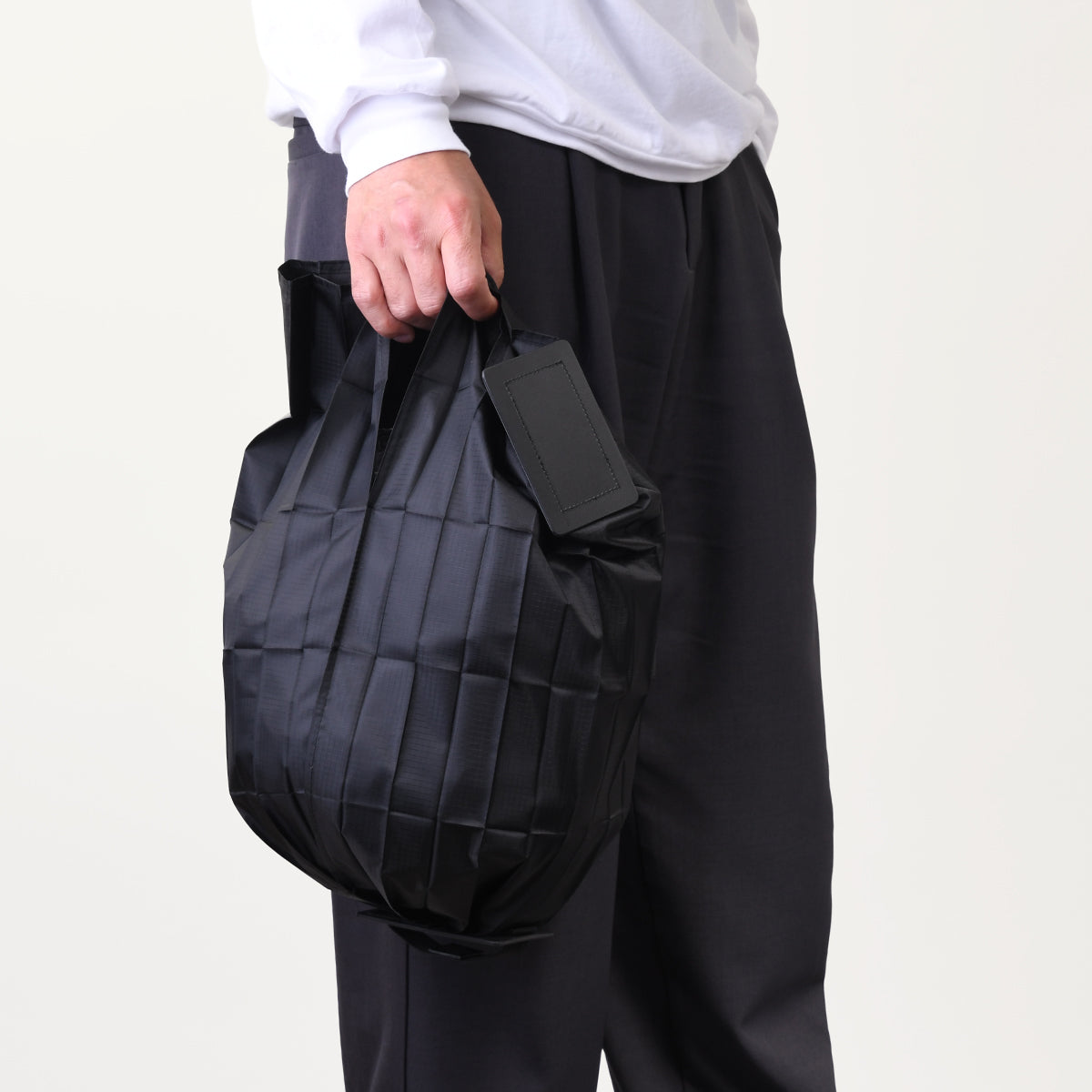 一瞬でカードサイズに収納するTHE CARD BAG