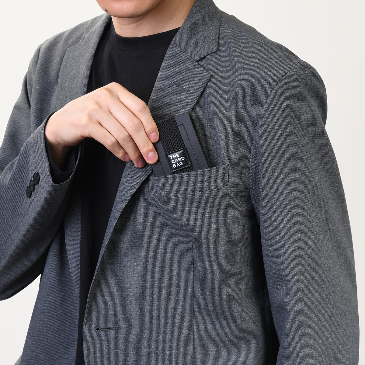一瞬でカードサイズに収納するTHE CARD BAG