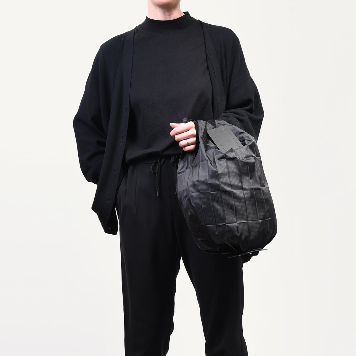 一瞬でカードサイズに収納するTHE CARD BAG