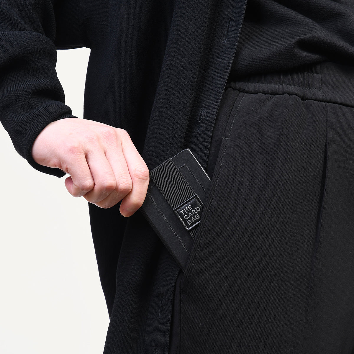 一瞬でカードサイズに収納するTHE CARD BAG